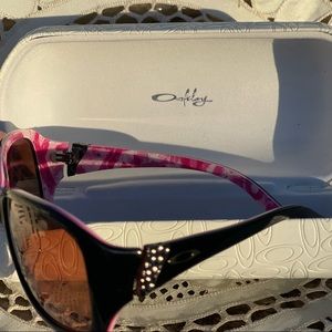 Women’s Oakley’s (Breast Cancer Edition)